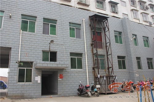 汉中一食品厂为卸货“图方便”，居民楼外墙惊现私装电梯引争议